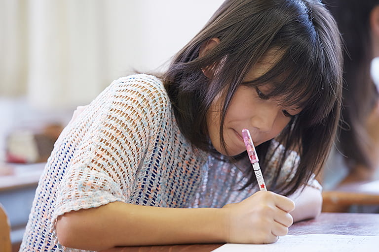 小学生個別指導塾学校補修授業模様