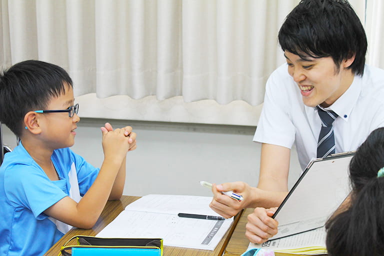 小学生個別指導塾学校補修授業模様